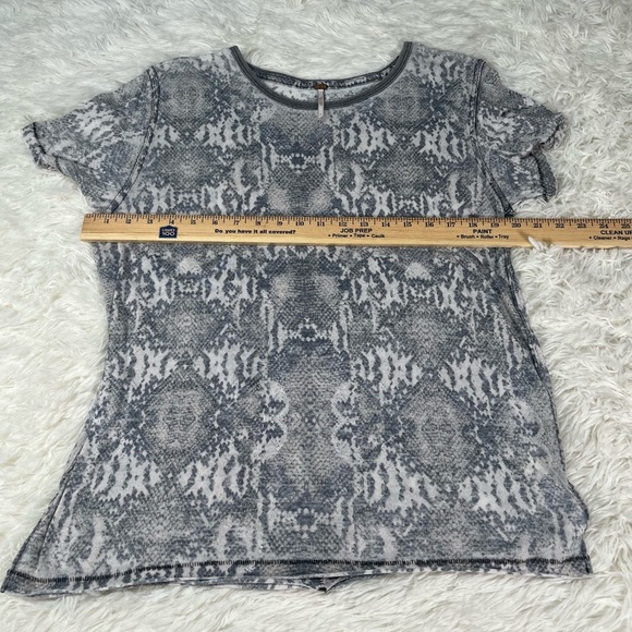 Free People | Tourist Crew Neck Tee Gray Snake Print - Picture 10 of 11